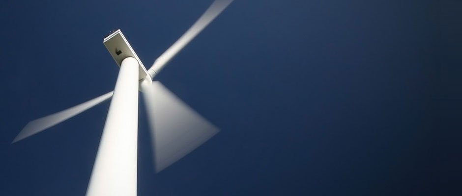 Aerogenerador fondo azul